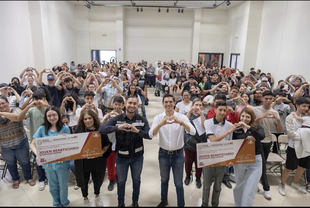 RECIBEN BECAS ESTUDIANTES DE PREPARATORIA Y UNIVERSIDAD DE TECATE