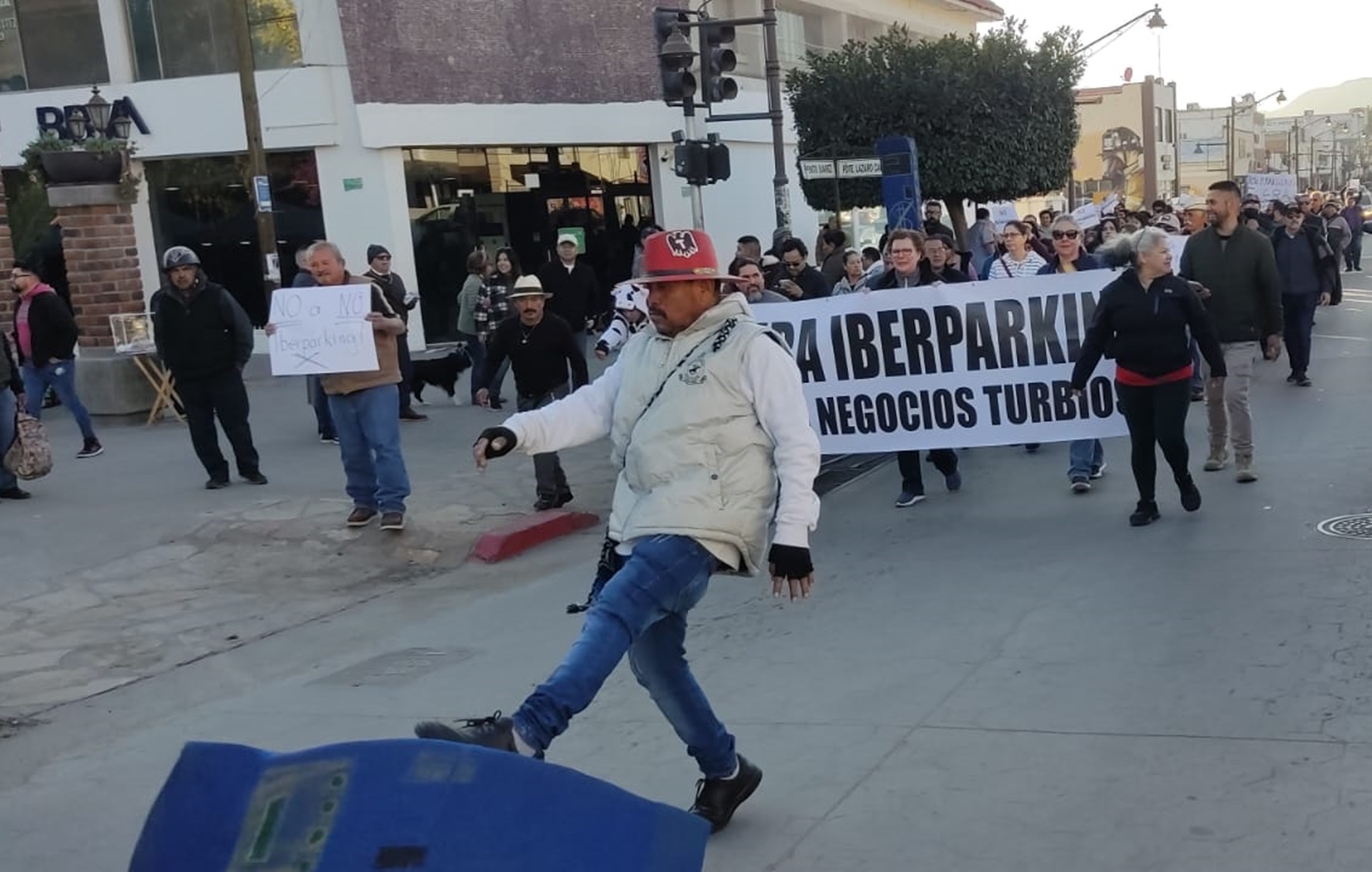 Marcha contra IberParking se pinta de PRI-PAN-PRD y opositores políticos