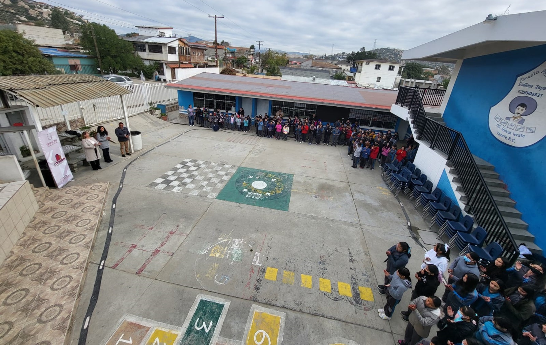 Entrega Secretaría de Educación mobiliario a primarias y secundarias de Tecate