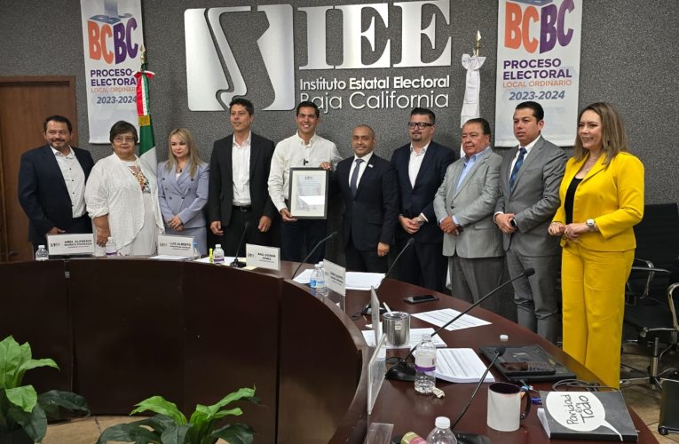 IEEBC entrega constancia de mayoría a Román Cota como alcalde electo