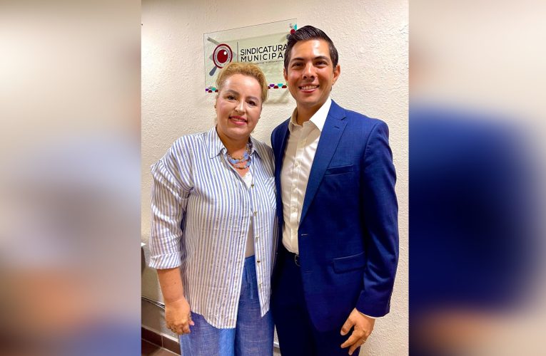 Se reúnen Román Cota y Dora Nidia Ruiz en la Sindicatura Municipal