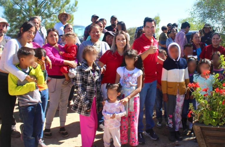 Beto Valle lleva apoyos alimenticios y paquetes escolares a la zona rural