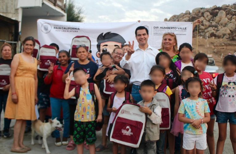 Diputado Beto Valle entrega paquetes escolares en Villas del Campo y Ojo de Agua