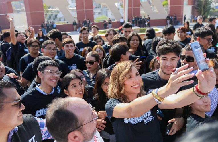 Gobernadora entrega becas a estudiantes de la UTT