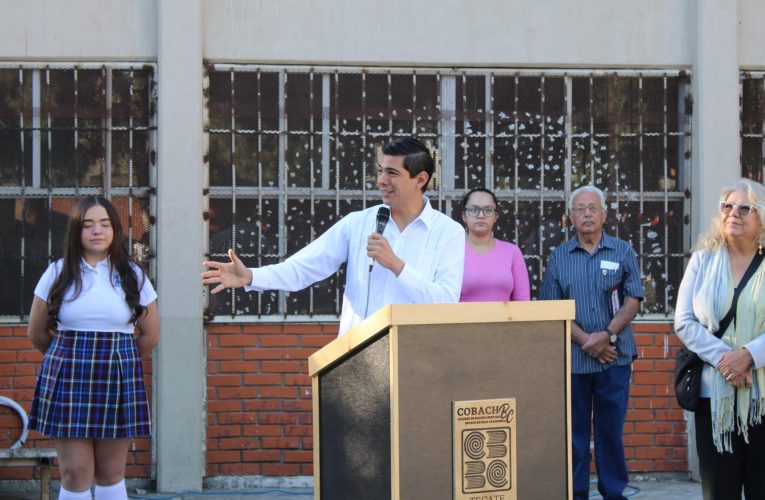 Fortalece Román Cota lunes cívicos en escuelas de Tecate