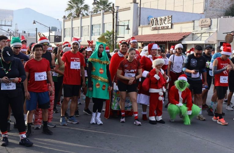 Familias participan en la primera carrera de Santa Claus en Tecate