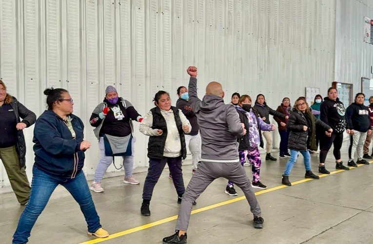 Capacitan a mujeres en defensa personal y prevención de riesgos