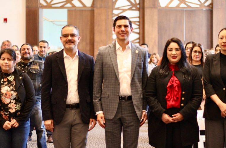 Alcalde Román Cota participa en foro del sector educativo