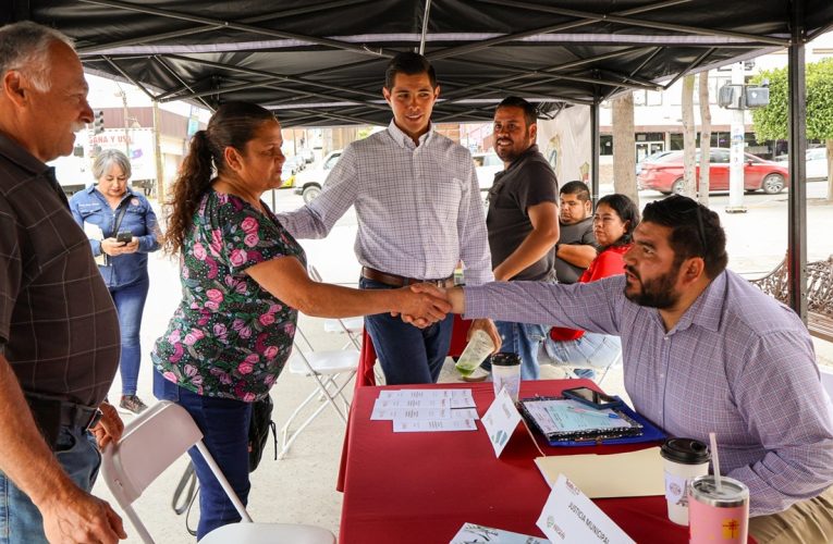 Atiende Román Cota a tecatenses en jornada de “Miércoles Ciudadano”