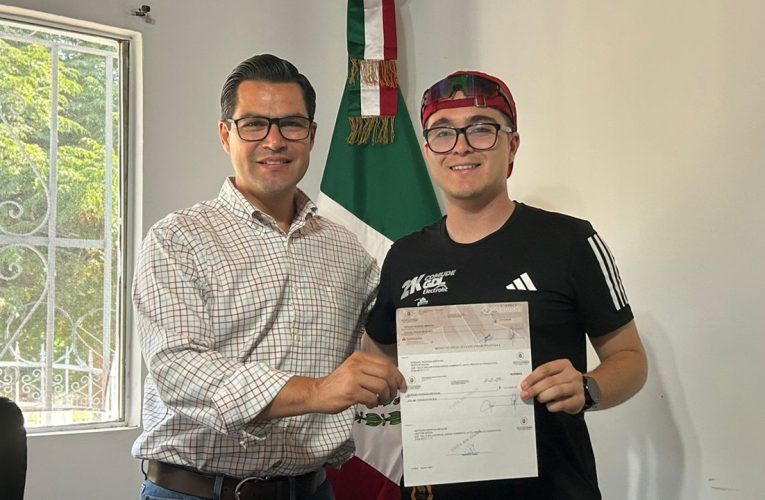 Entrega Beto Valle apoyos a la Casa del Pueblo