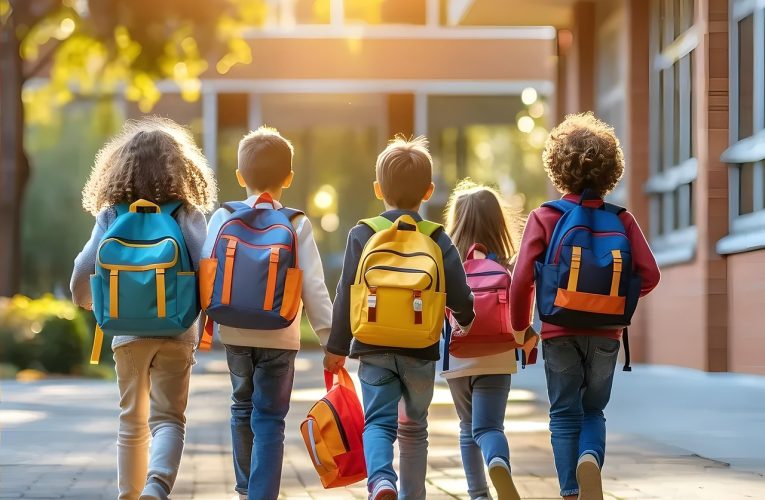 Disponibles convocatorias 2025 para becas y uniformes escolares