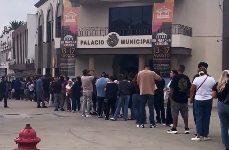 Tecatenses hacen filas previo al cierre de la campaña “Soy México”