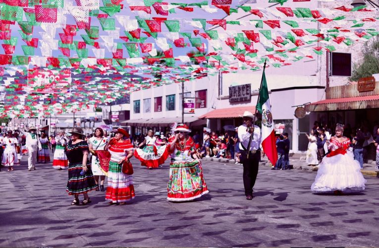 Realizan en Tecate el desfile por el 215 aniversario de la Independencia de México