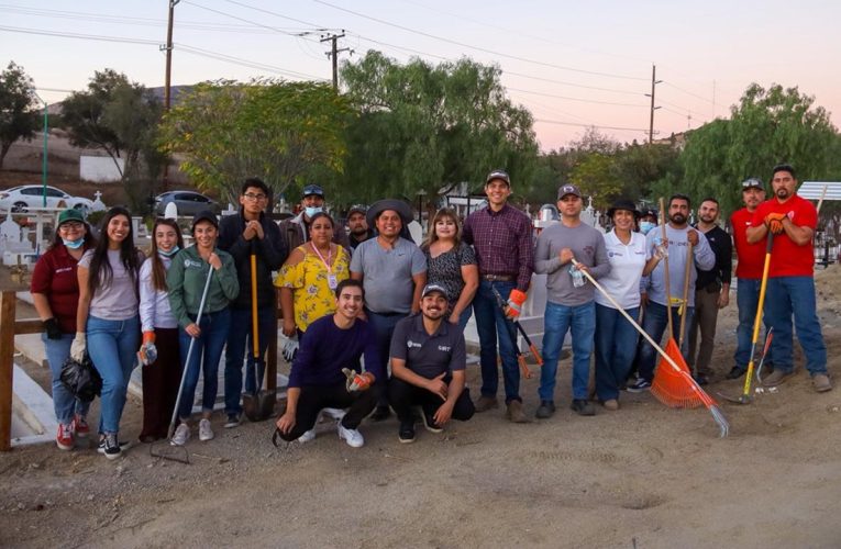 Limpian panteón municipal previo al Día de Muertos