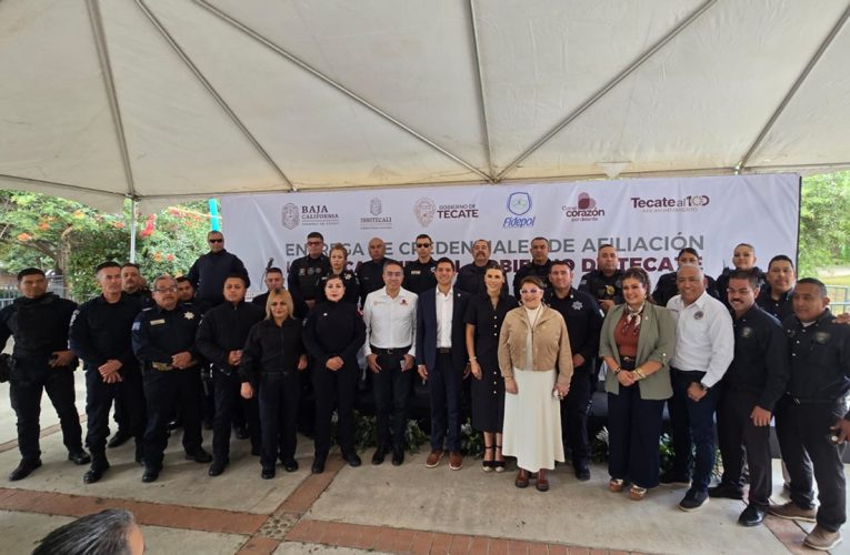 Policías de Tecate reciben credenciales de ISSSTECALI