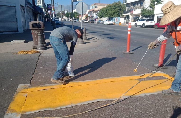 Gobierno de Tecate trabaja en rehabilitación de cruces peatonales
