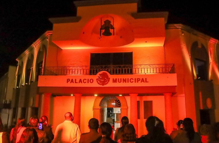 Iluminan Palacio por el Día de la Eliminación de la Violencia contra la Mujer