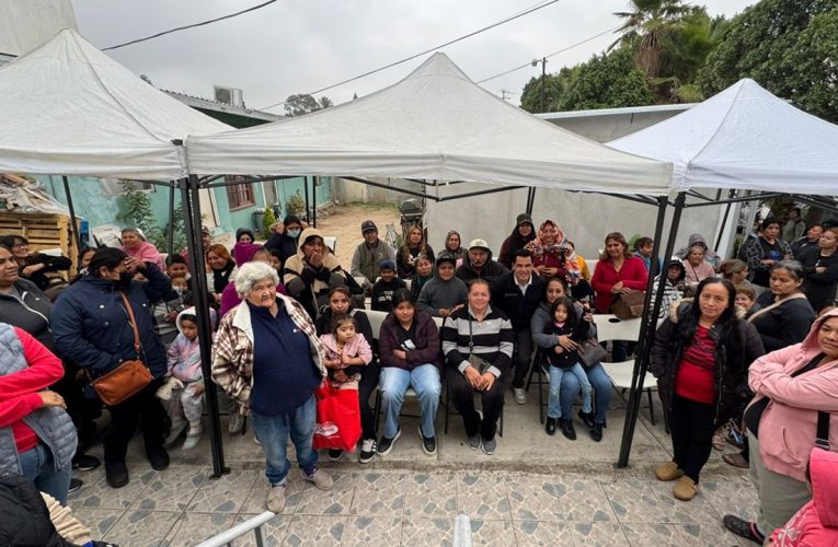 Entrega Beto Valle 550 cenas navideñas en Tecate