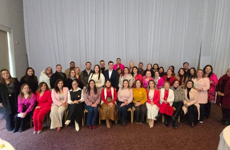 AMMJE celebra convenio con El Portavoz en conferencia mensual