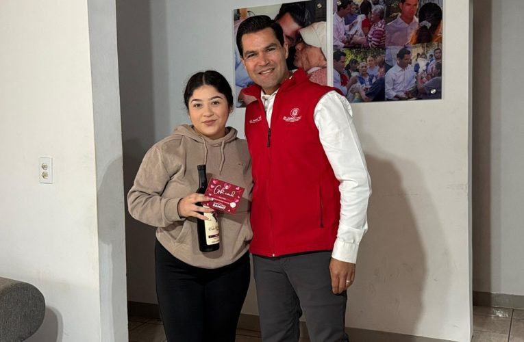 Beto Valle entrega lentes y premios por San Valentín