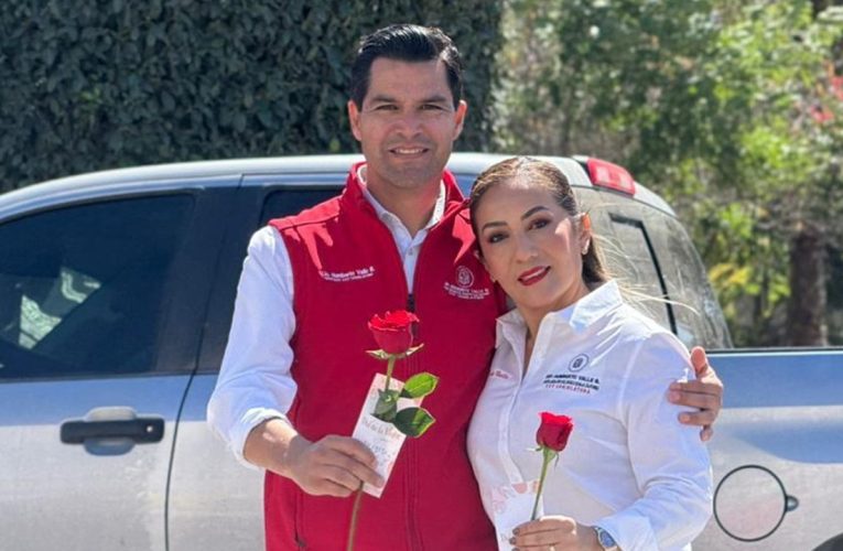 Beto Valle entregó rosas a mujeres en el marco del 8M