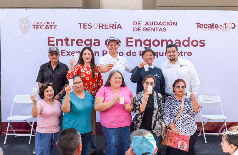 Entregan engomados por estacionamiento sin costo