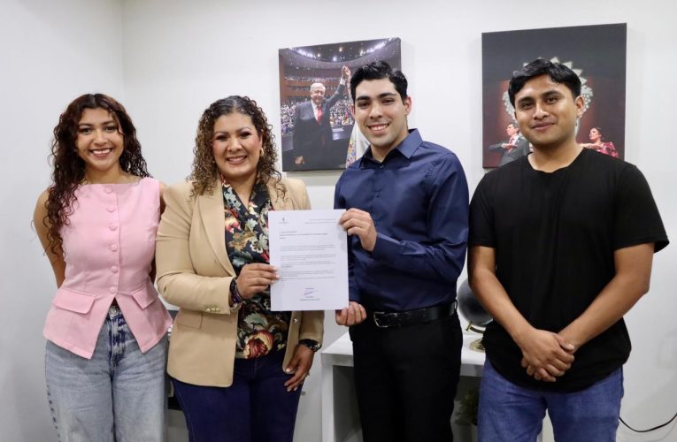 Sarahí Osuna sostiene encuentro con jóvenes de la comunidad